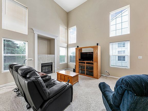 3rd image of 3041 Creekside Dr