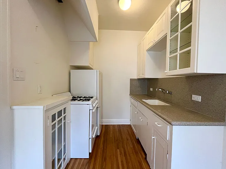 933 Ocean Ave #11 — Photo 6