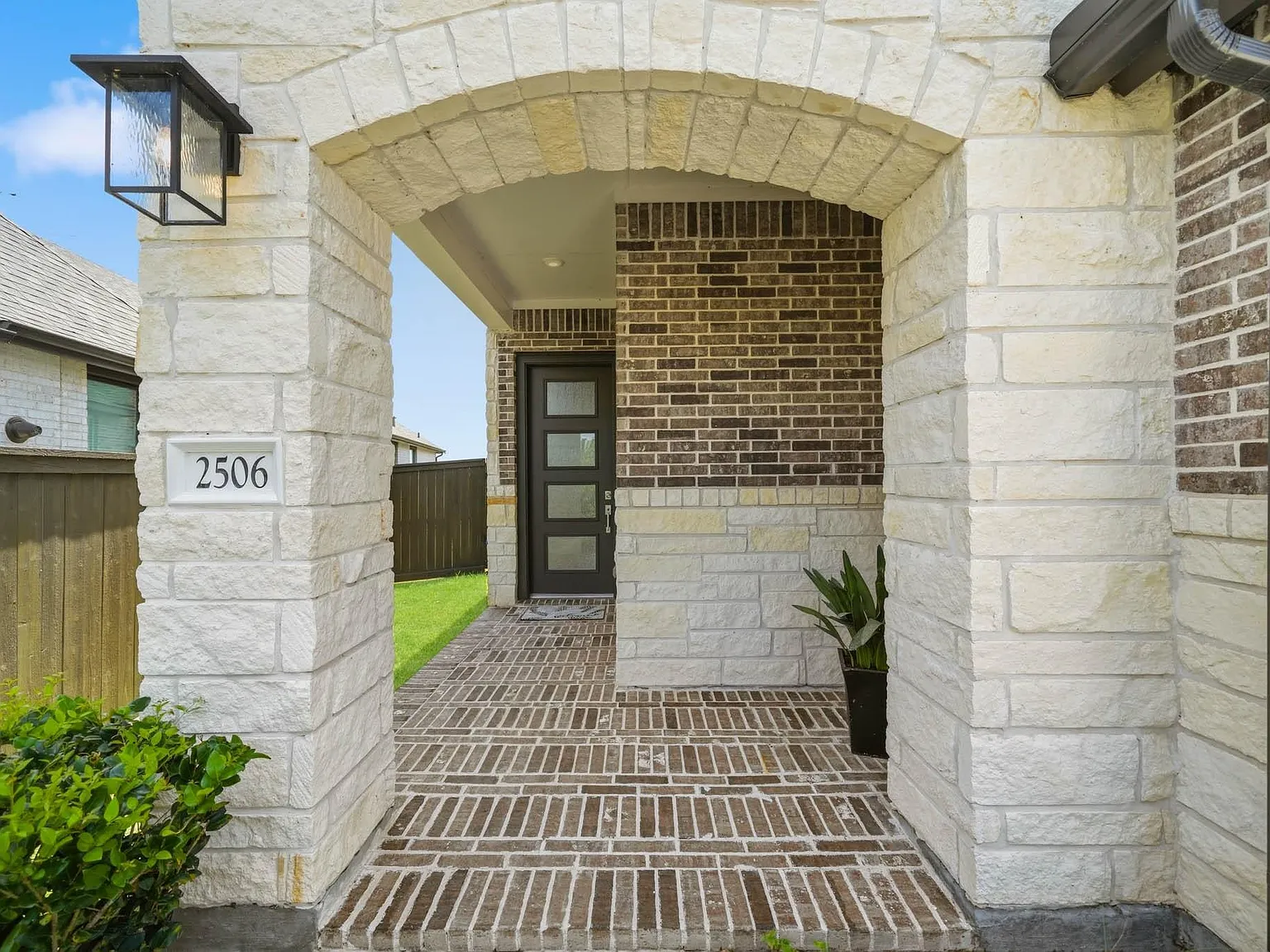 3 bed, 2.0 bath, 1558 sqft, $2,600 — Photo 3