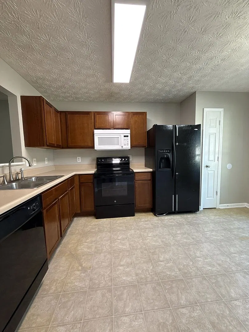 Beautiful 3 Bed/2.5 Bath House in Hampton! — Photo 2