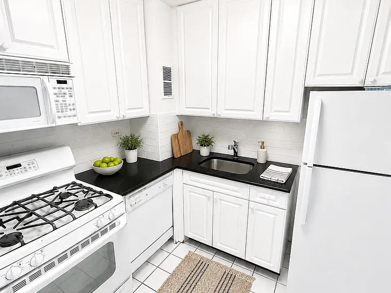 360 W 22nd St #7D — Photo 8