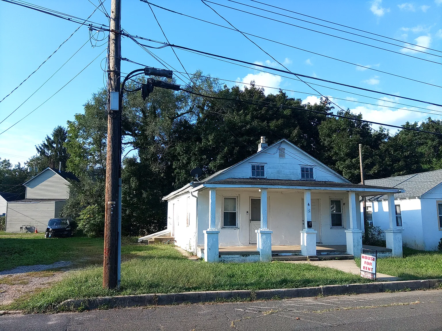 3 bed, 1.5 bath, 1200 sqft, $2,400 — Photo 1