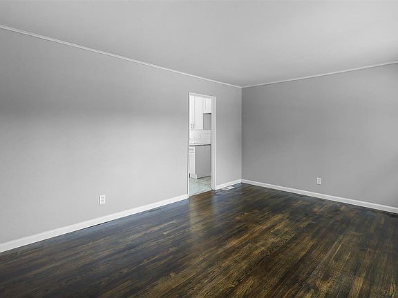 4th image of 5033 Langley Ave