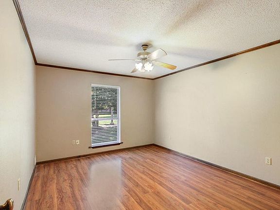 3rd image of 102 Warwicke Dr