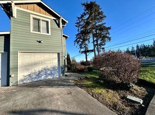 915 SW Kimball Dr APT B4, Oak Harbor, WA 98277