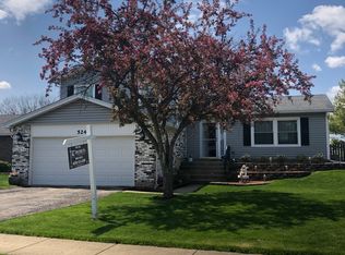 524 Heather Ln, Carol Stream, IL 60188