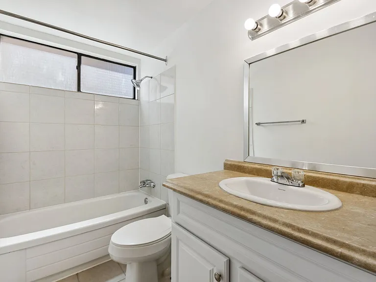 1045 Haro St — Photo 28