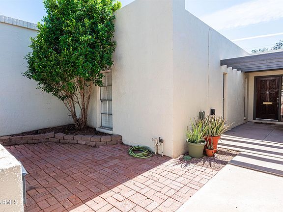3rd image of 1011 E Laguna Dr