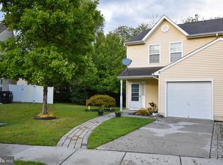 8 Meadowrue Ln, Sicklerville, NJ 08081