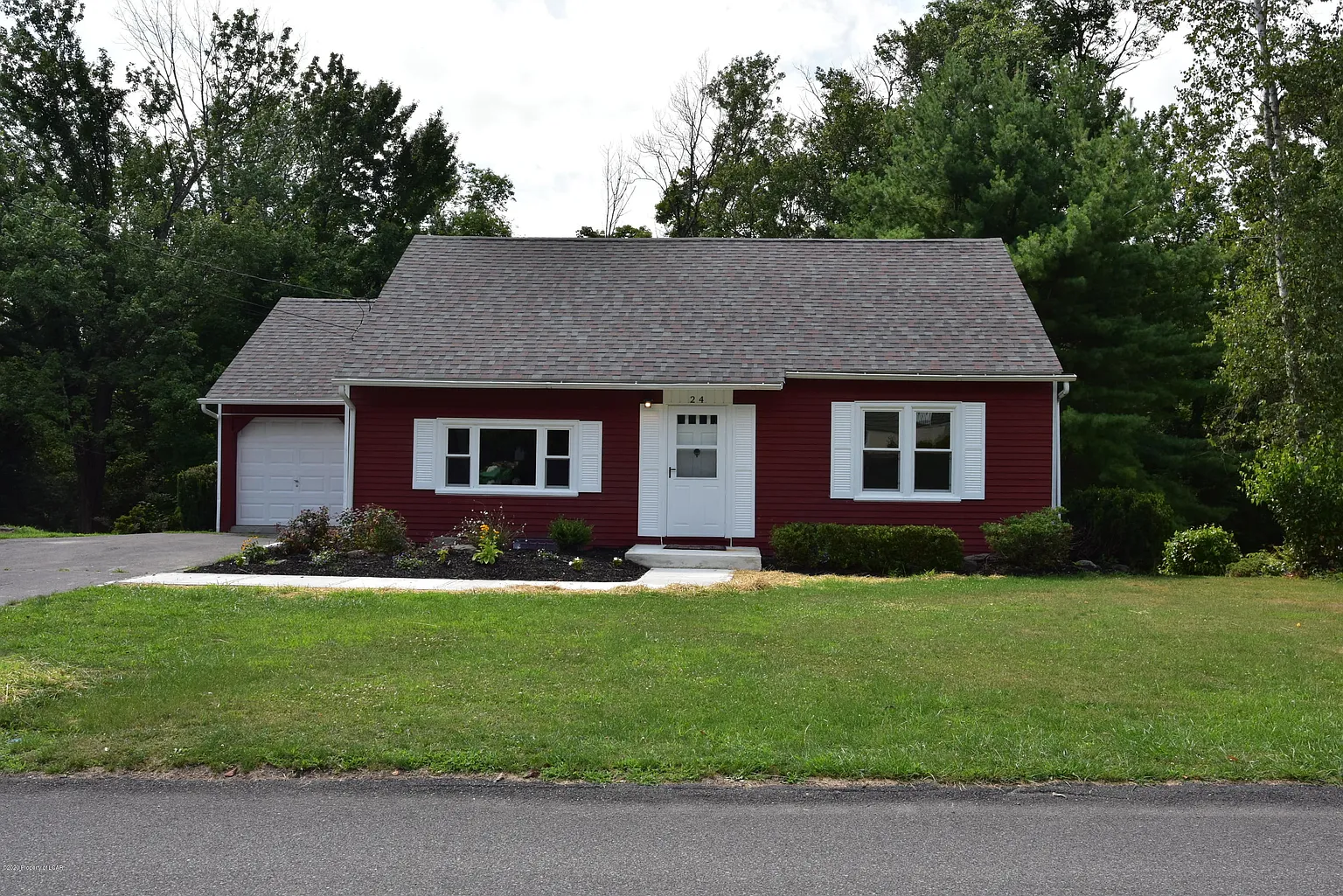 24 Hillcrest Dr photo 1