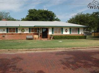 515 N Wichita St, Electra, TX 76360
