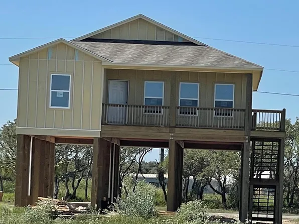 2206 S Young St, Rockport, TX 78382