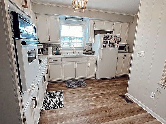 2nd image of 102 Kight St