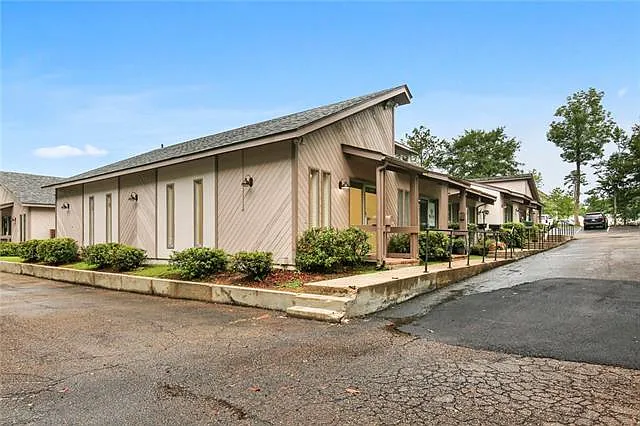1011 North Causeway Boulevard - 2 — Photo 2