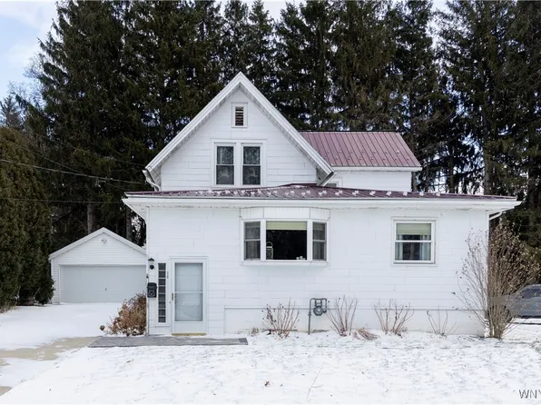 28 N Davis St, Orchard Park, NY 14127