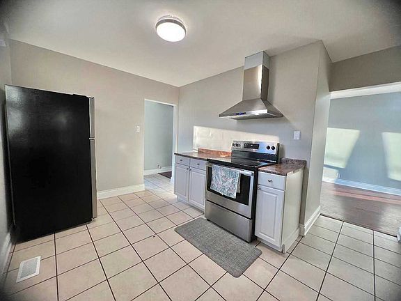 5th image of 53 Newbury Dr