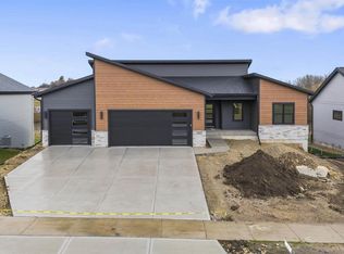 410 Michelle Ln, Cottage Grove, WI 53527