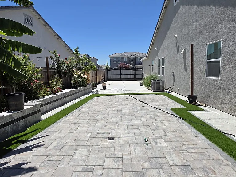 285 Manhattan St — Photo 34