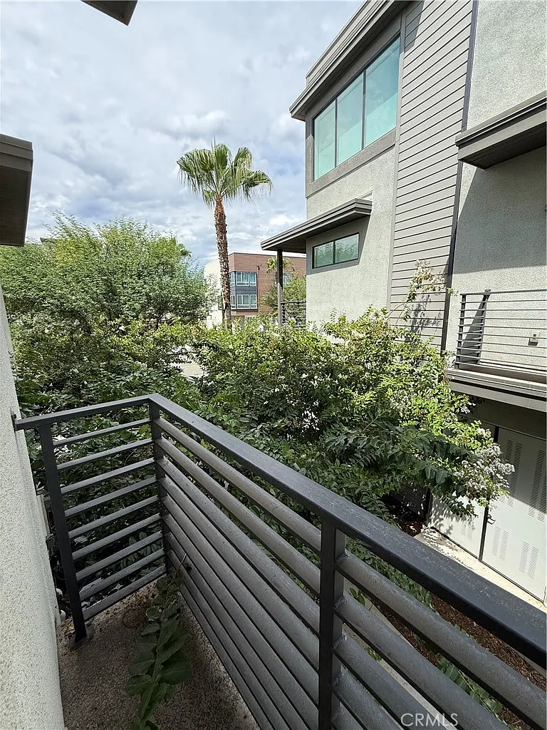 2 bed, 1002 sqft, $3,000 — Photo 3
