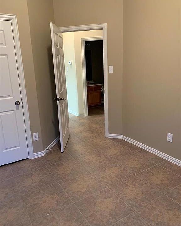 2nd image of 16227 Saxon Hollow Ln