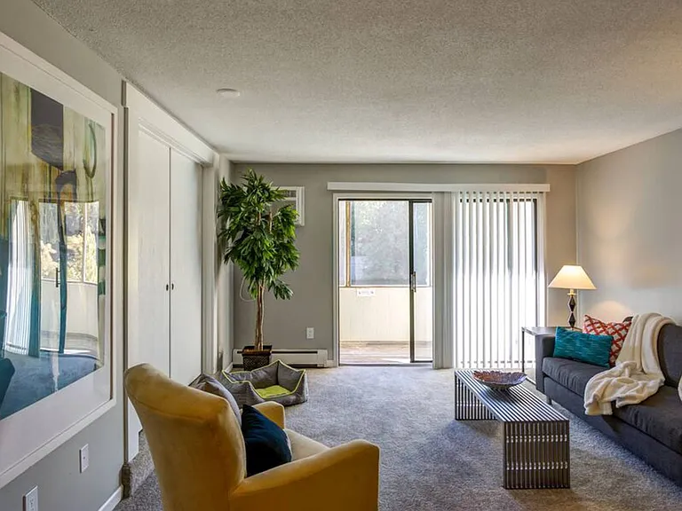 Glen at Burnsville Apartments — Photo 3