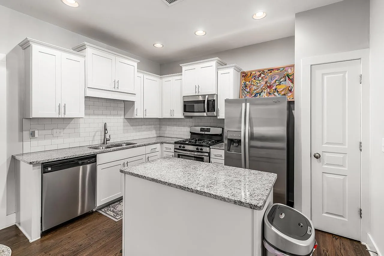 3 bed, 2.5 bath, 1569 sqft, $2,300 — Photo 4