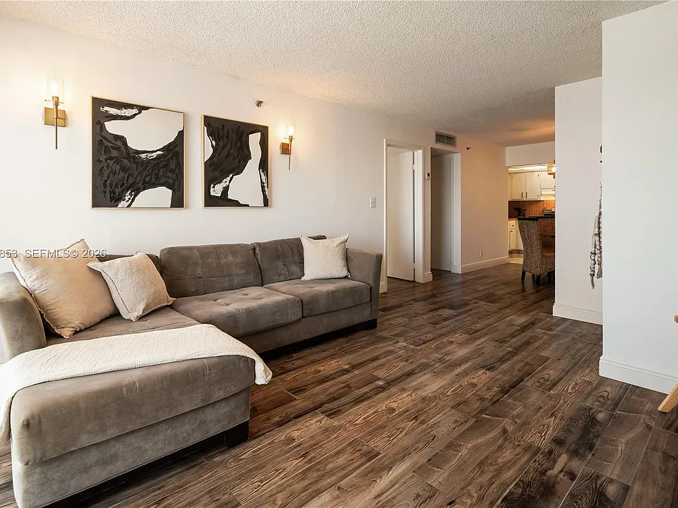 2625 Collins Ave #502