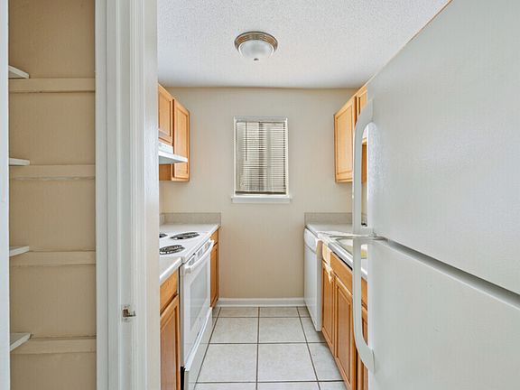 4th image of 836 Richmond St #1