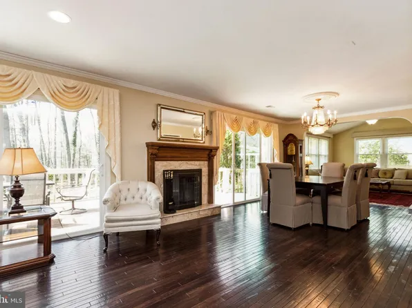 10801 Midsummer Dr, Reston, VA 20191