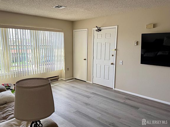 4th image of 808 N Sewell Rd