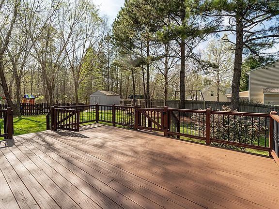 5th image of 100 Moss Rock Ct