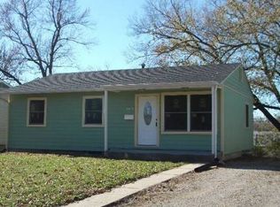 1813 SE Massachusetts Ave, Topeka, KS 66607