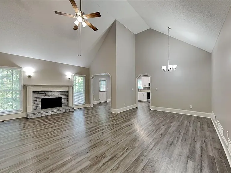 755 Abbington Ln — Photo 2