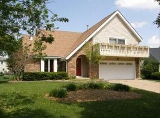 978 Sandalwood Ln, Crystal Lake, IL 60014