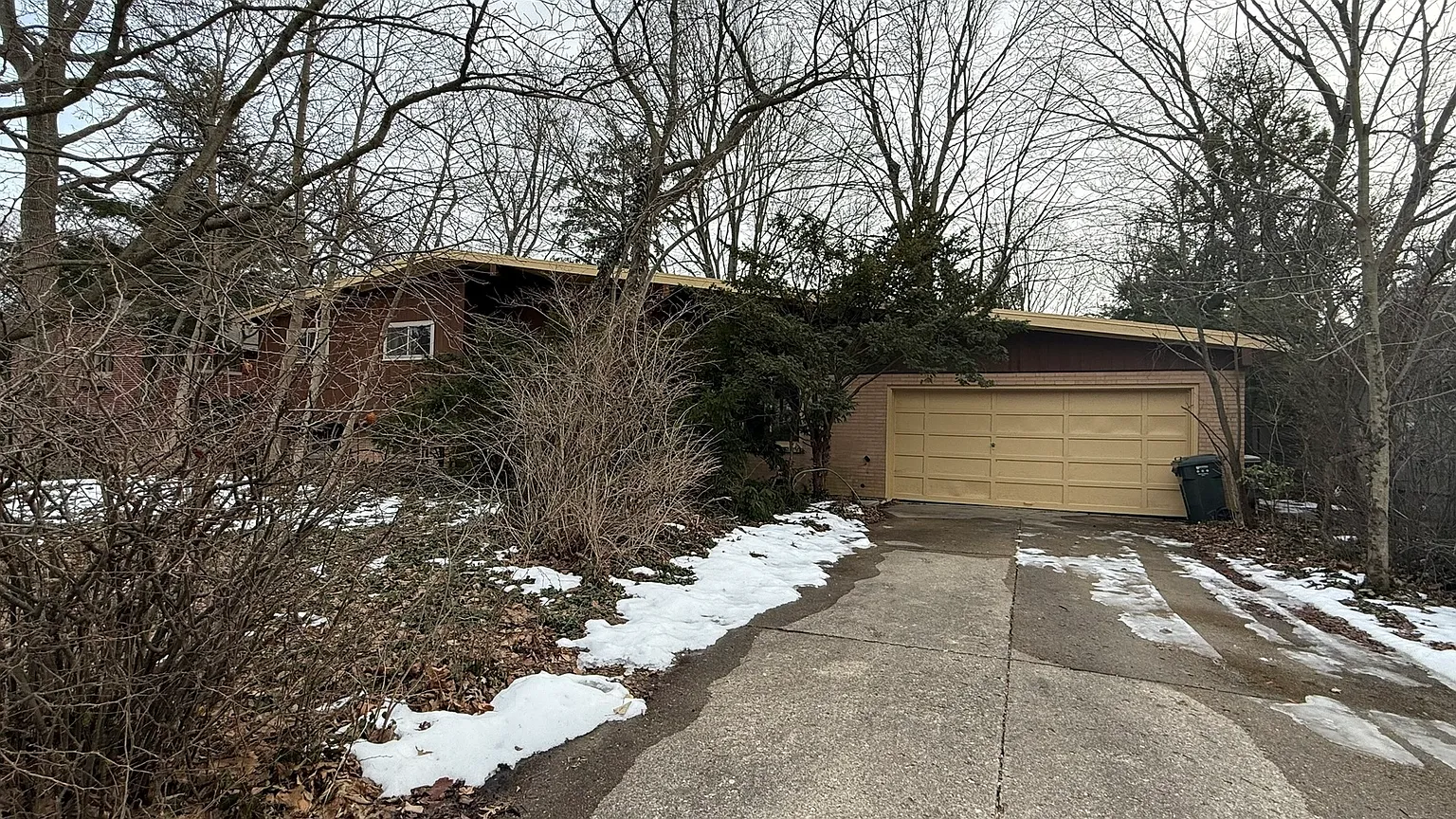 401 Eliot Dr photo 1