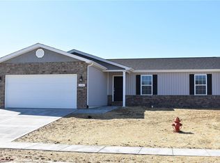 1142 Castle Green Dr, Waterloo, IL 62298