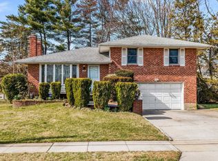 108 Oakwood Dr, Syosset, NY 11791