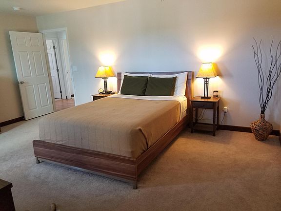 Good size Master bedroom, fit king size bed, end tables, computer tables and more