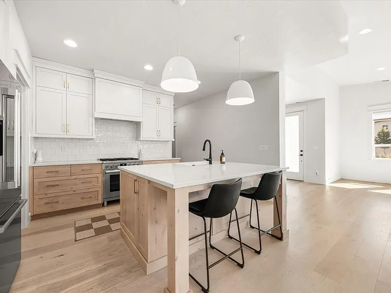 555 S Proctor Ln — Photo 13