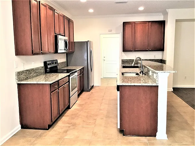 3 bed, 2.0 bath, 1620 sqft, $2,440 — Photo 3