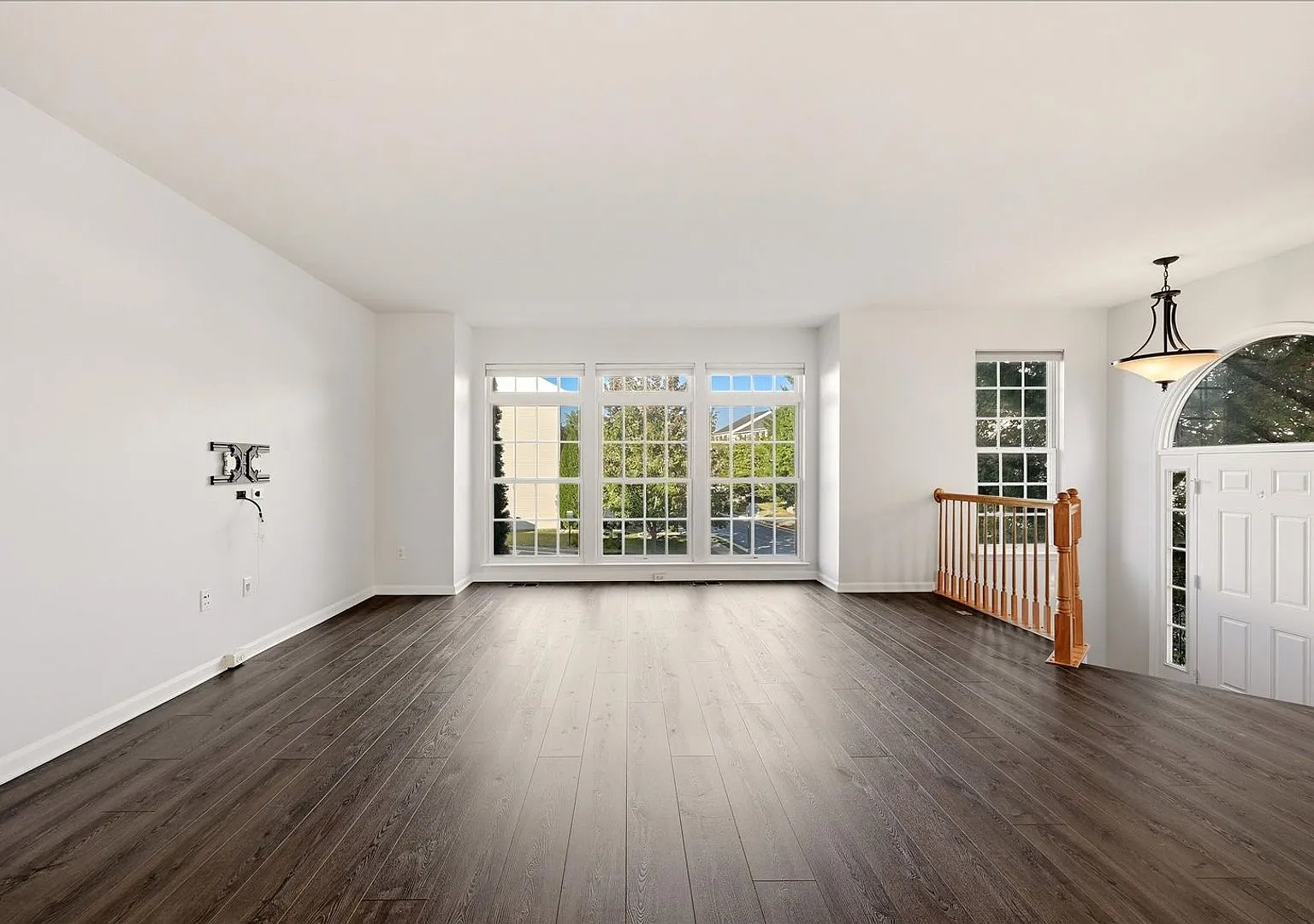 Beautiful end unit in Leesburg! — Photo 3
