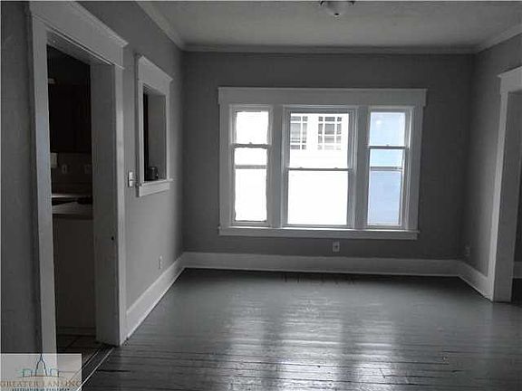 3rd image of 430 Leslie St