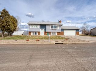 921 Cherry Ln, Gillette, WY 82716