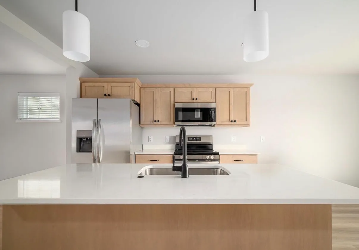 3 bed, 1690 sqft, $3,300 — Photo 3