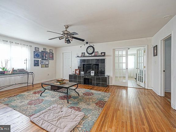4th image of 18 E 6th Ave