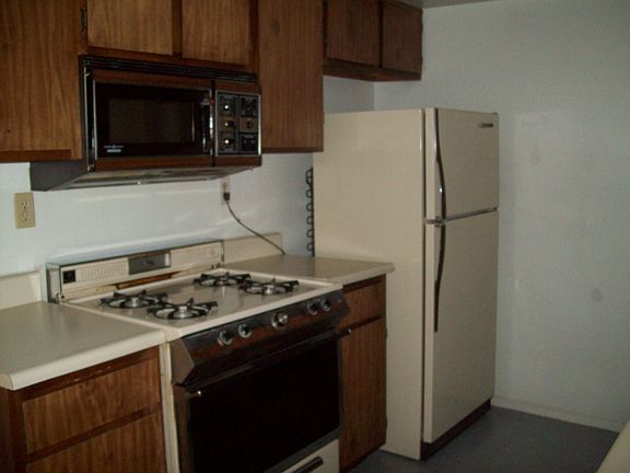 3rd image of 425 N Lamb Blvd