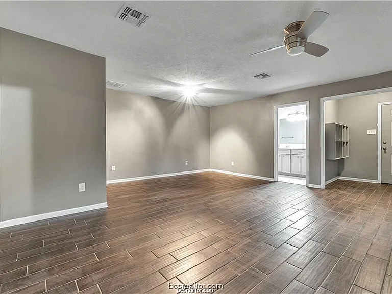 807 Holleman Dr — Photo 6