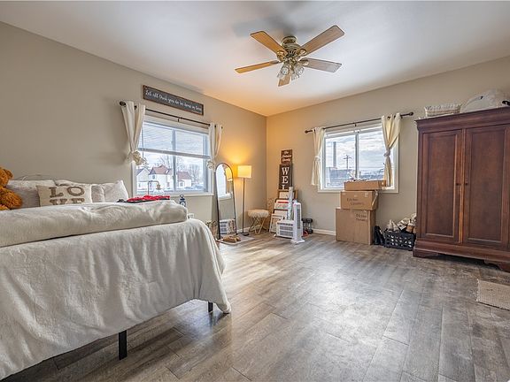 4th image of 221 Miner Avenue E