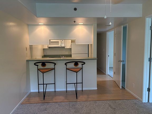 2nd image of 949 Prospect St APT 302