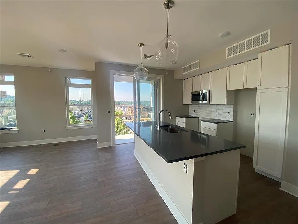 2 bed, 2.0 bath, 1315 sqft, $2,575 — Photo 2